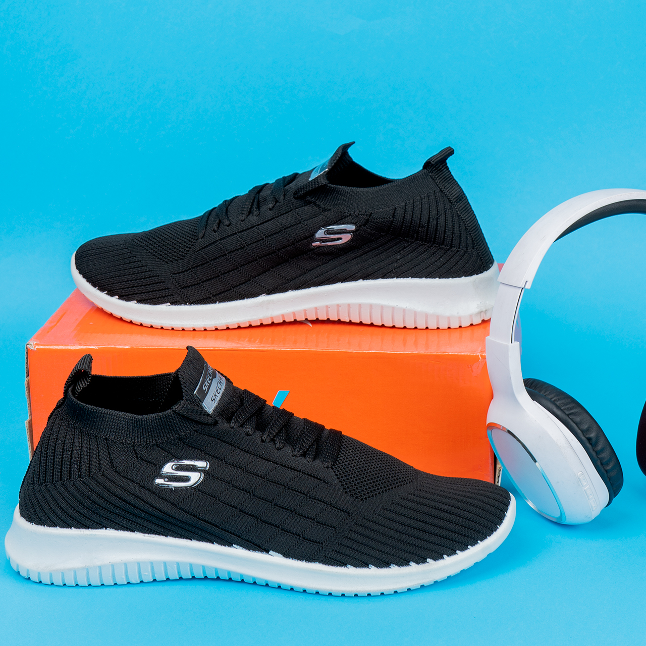 کفش ورزشی اسکیچرز مردانه مشکی زیره سفید مدلE55