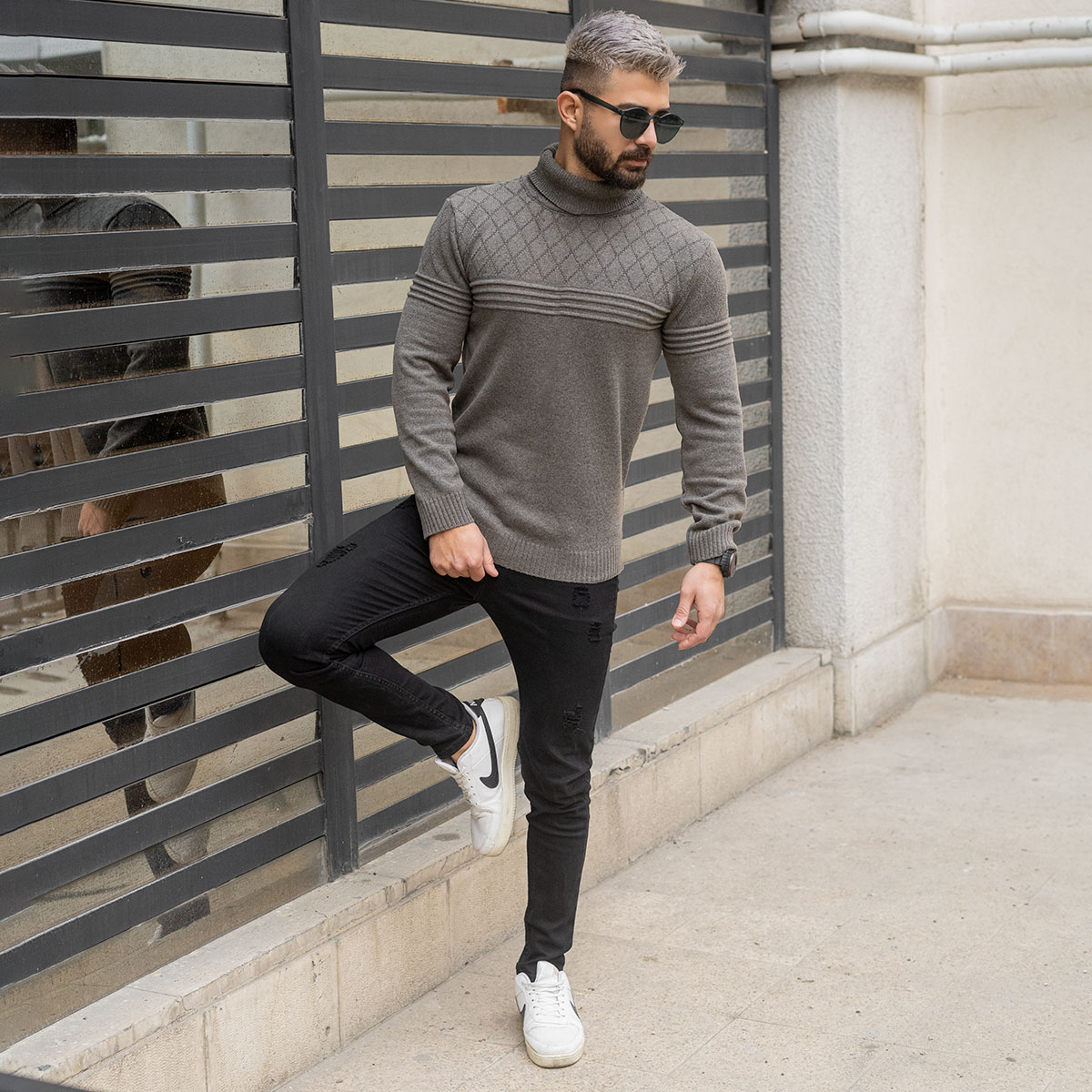 پلیور مردانه خاکی طرح لوزی یقه اسکی مدل Havash