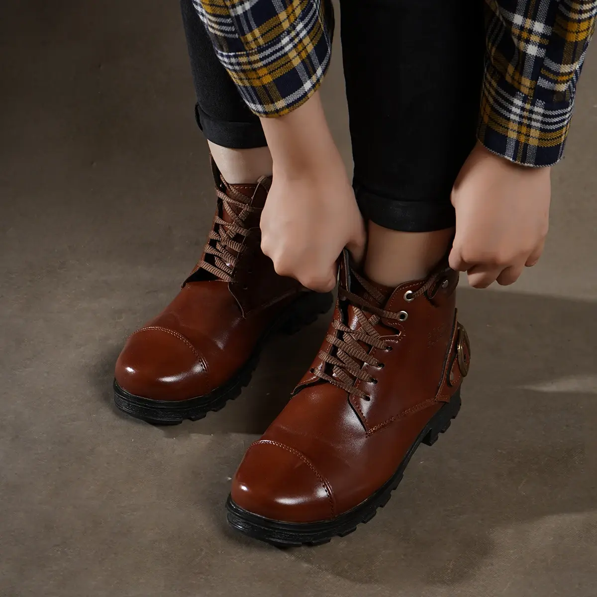 نیم بوت زنانه سگک دار بندی قهوه‌ای مدل Farnosh