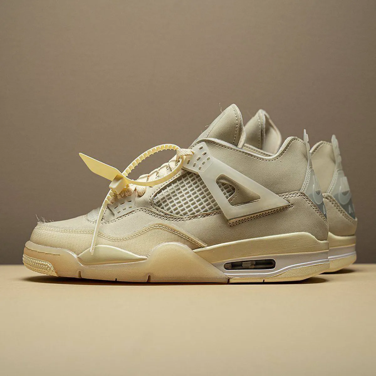 کفش ورزشی مردانه کرم مدل jordan 4