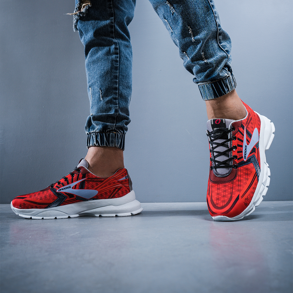 کفش ورزشی Brooks مردانه قرمز مدل Folen