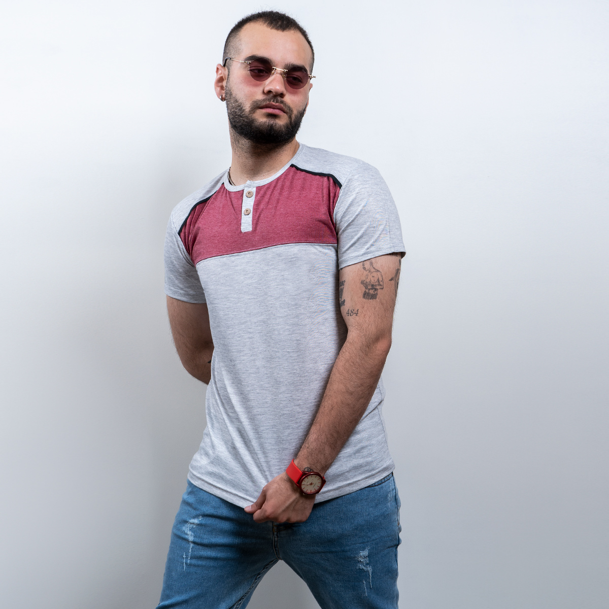 تیشرت مردانه طوسی روشن زرشکی مدل Ratim