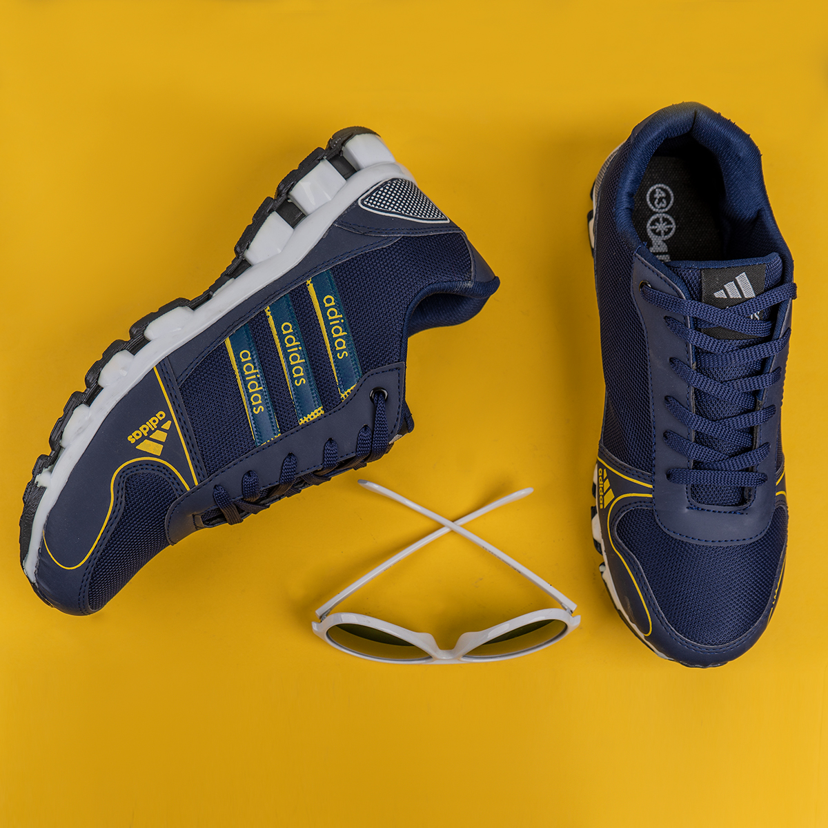 کفش ورزشی Adidas مردانه سرمه ای زرد مدل Artek